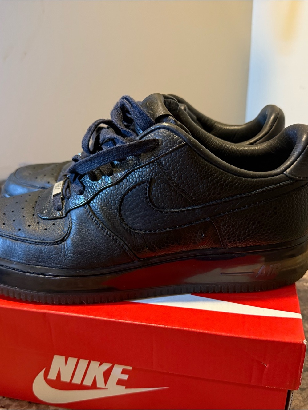 Nike Men's Black Low-Top Leather Sneakers